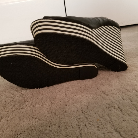 Michael Kors Black Patent Leather Striped Wedge 10 - Picture 5 of 7